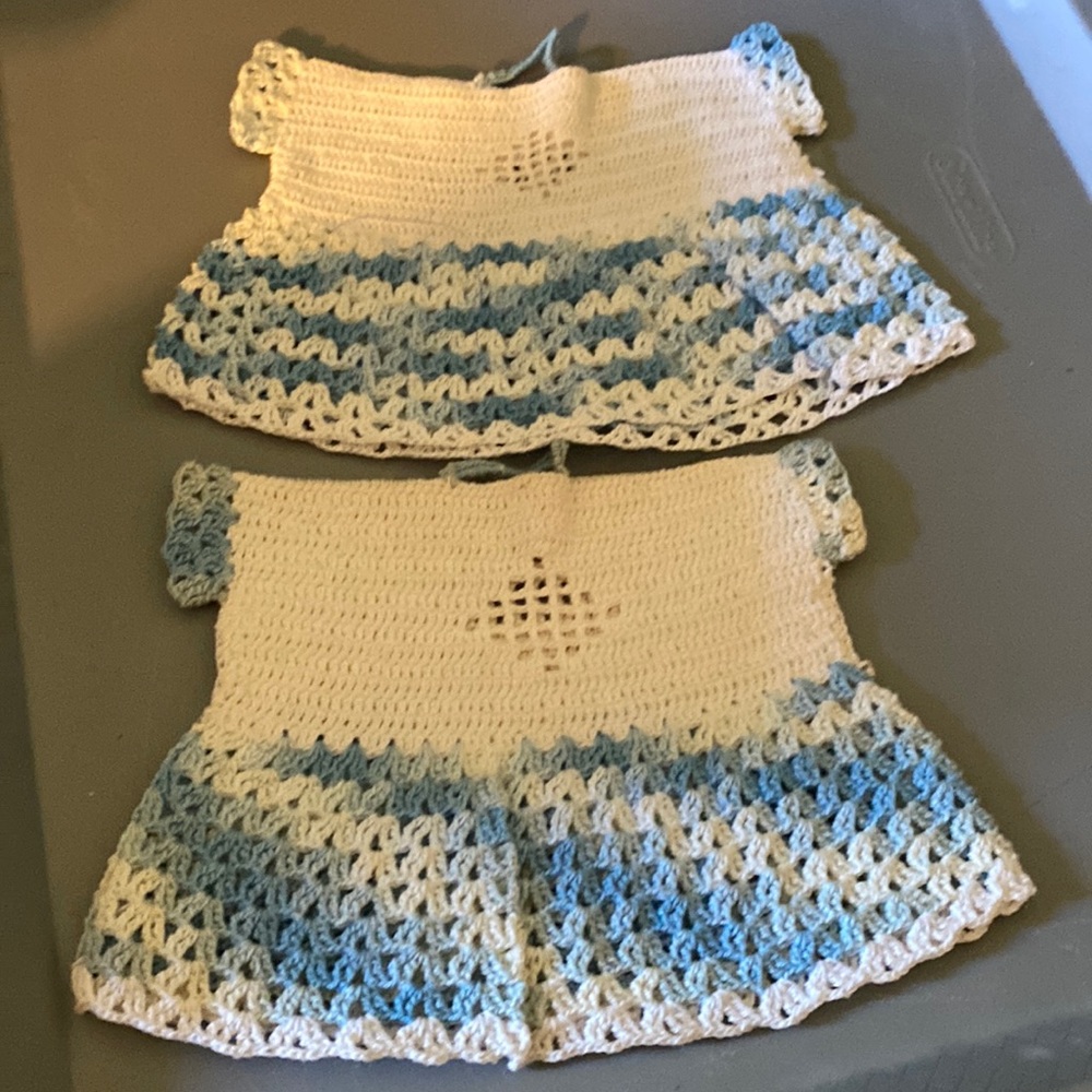 Set of 2 hand crochet potholders.   Very cute in great condition.